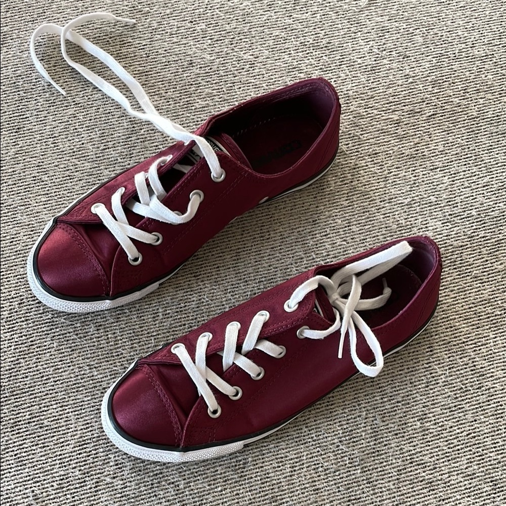 Women’s satin shiny maroon converse size 7
